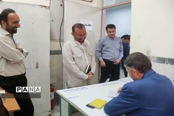 بازدید مدیرکل آموزش و پرورش قم از حوزه‌های امتحان ورودی تیزهوشان