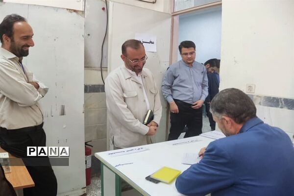 بازدید مدیرکل آموزش و پرورش قم از حوزه‌های امتحان ورودی تیزهوشان