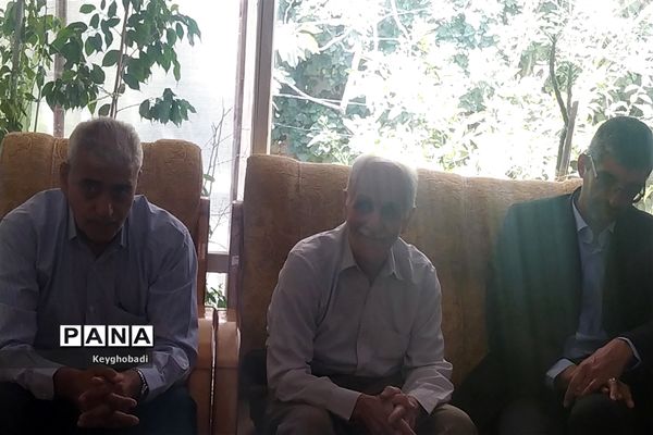 دیدار مدیر سازمان دانش‌آموزی استان اصفهان با خانواده شهید محمد نساجی