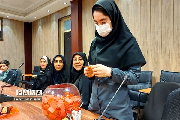 مراسم قرعه‌کشی مشهد مقدس ویژه حائزین رتبه مسابقات قرآنی در بهارستان‌دو