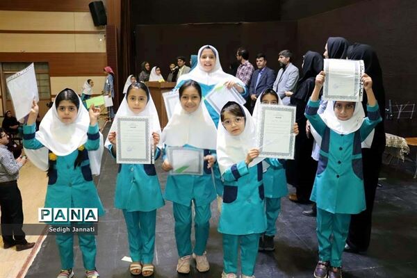 آیین تقدیر از برگزیدگان جشنواره فرهنگی هنری فردا درآباده