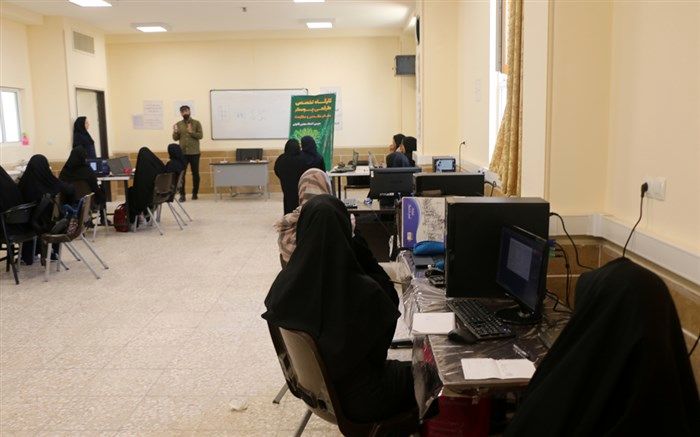 برگزاری کارگاه تخصصی طراحی پوستر در هنرستان شهید هندویان قم