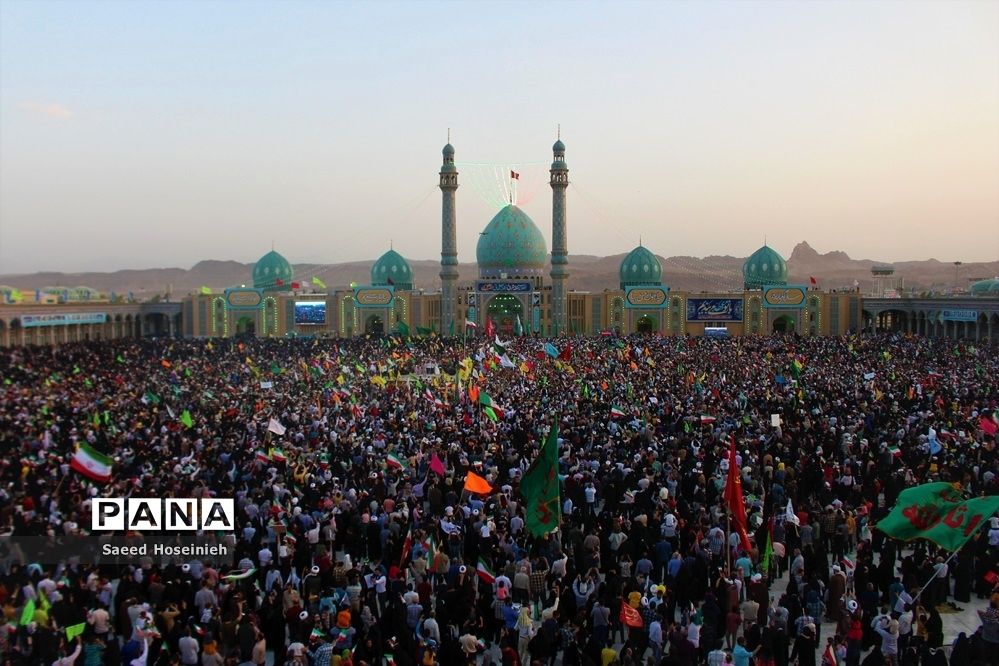 اجتماع هزاران نفری سرود سلام فرمانده در مسجد جمکران -2