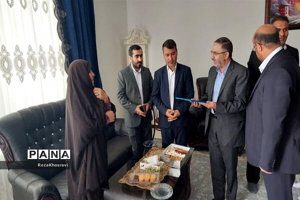 دیدار معاون پارلمانی وزارت آموزش و پرورش با مادر شهید دانش‌آموز شیروانی