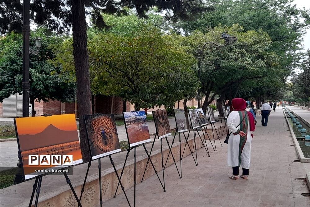 نمایشگاه عکس خیابانی در ساری