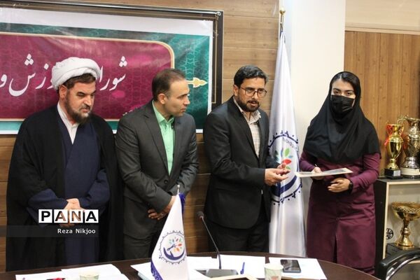 تقدیر ازدانش‌پژوهان برتر شهرستان بهارستان