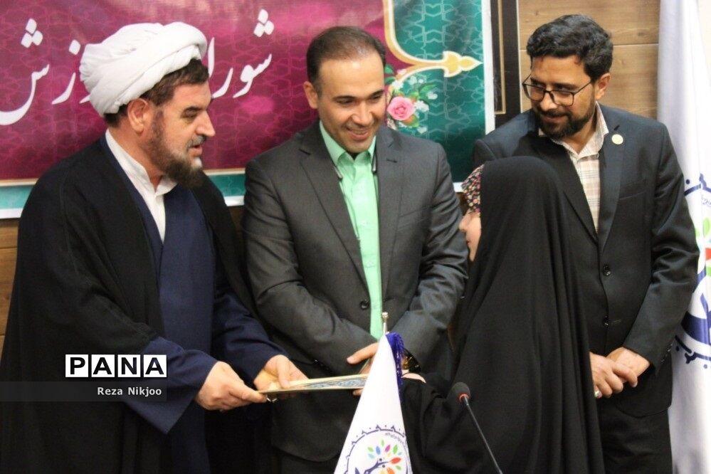 تقدیر ازدانش‌پژوهان برتر شهرستان بهارستان