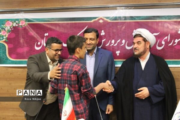 تقدیر ازدانش‌پژوهان برتر شهرستان بهارستان