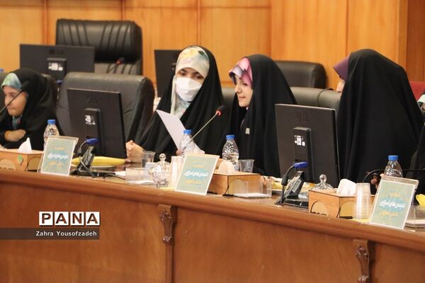 دیدار وزیر آموزش و پرورش با نمایندگان تشکل‌های دانش‌آموزی استان فارس
