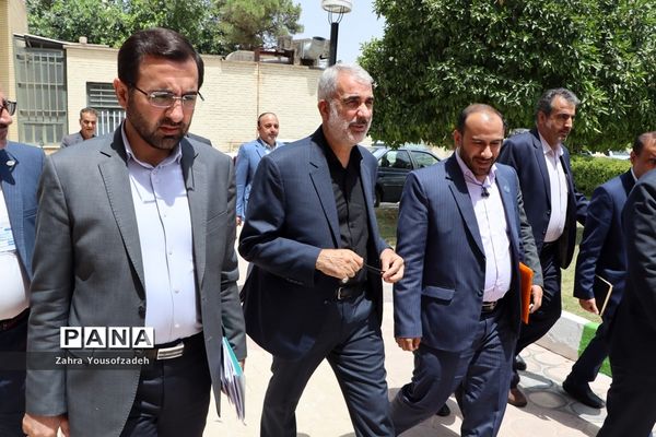 دیدار وزیر آموزش و پرورش با نمایندگان تشکل‌های دانش‌آموزی استان فارس