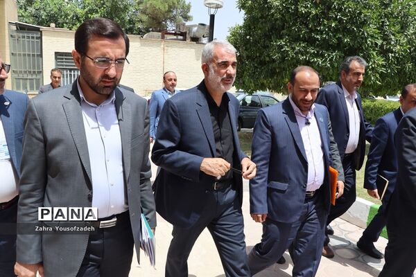 دیدار وزیر آموزش و پرورش با نمایندگان تشکل‌های دانش‌آموزی استان فارس