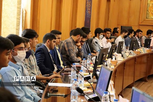 دیدار وزیر آموزش و پرورش با نمایندگان تشکل‌های دانش‌آموزی استان فارس