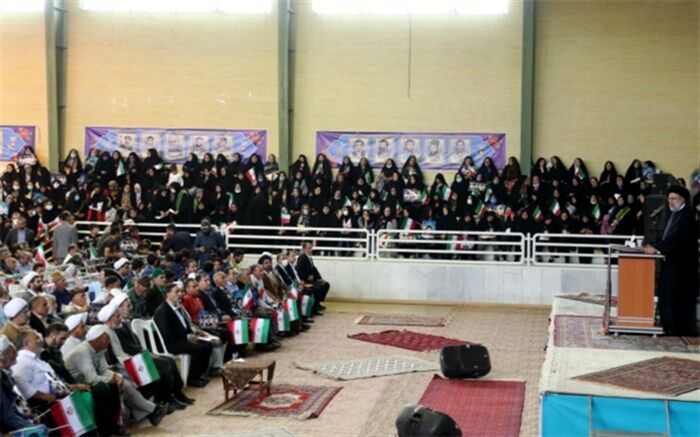 هیچ ساعتی نیست که از زندگی و تلاش برای رفع مشکلات مردم غافل باشم