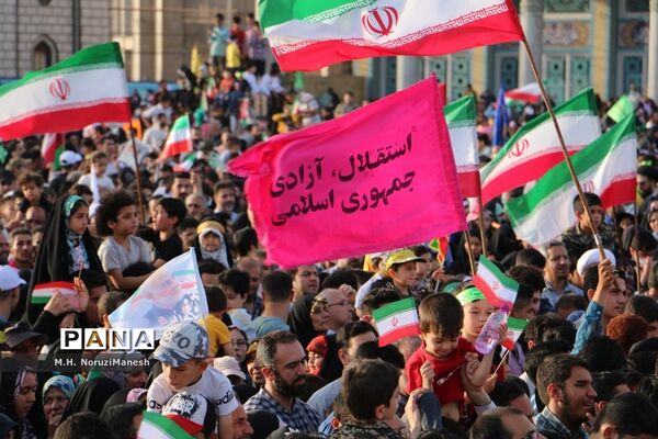 همخوانی سرود سلام فرمانده در مسجد مقدس جمکران-4