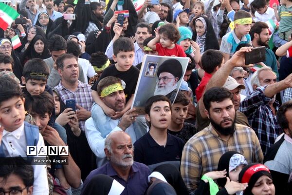 شور و حماسه زائران مسجد جمکران در همخوانی «سلام فرمانده»-6