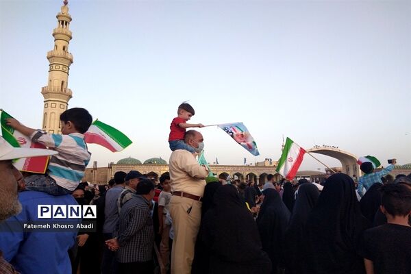 شور و حماسه زائران مسجد جمکران در همخوانی «سلام فرمانده»-6