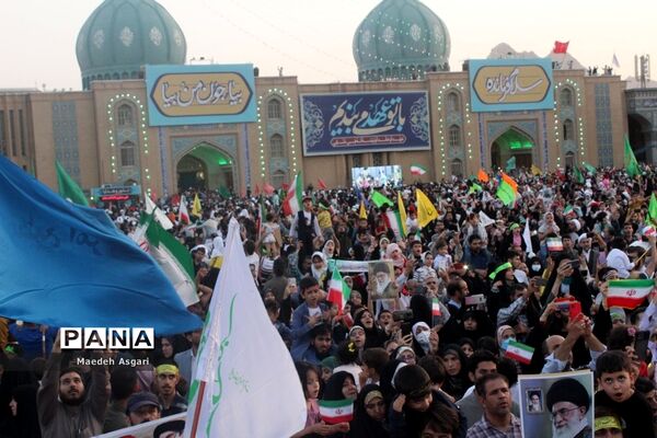شور و حماسه زائران مسجد جمکران در همخوانی «سلام فرمانده»-6