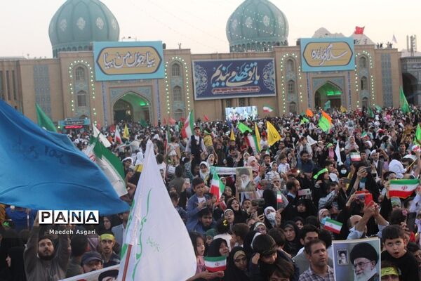شور و حماسه زائران مسجد جمکران در همخوانی «سلام فرمانده»-6
