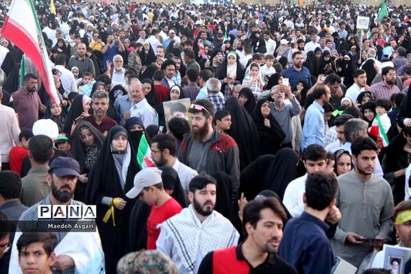 شور و حماسه زائران مسجد جمکران در همخوانی «سلام فرمانده»-6