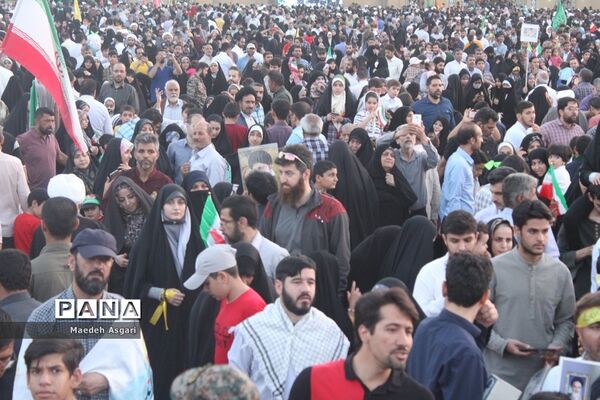 شور و حماسه زائران مسجد جمکران در همخوانی «سلام فرمانده»-6