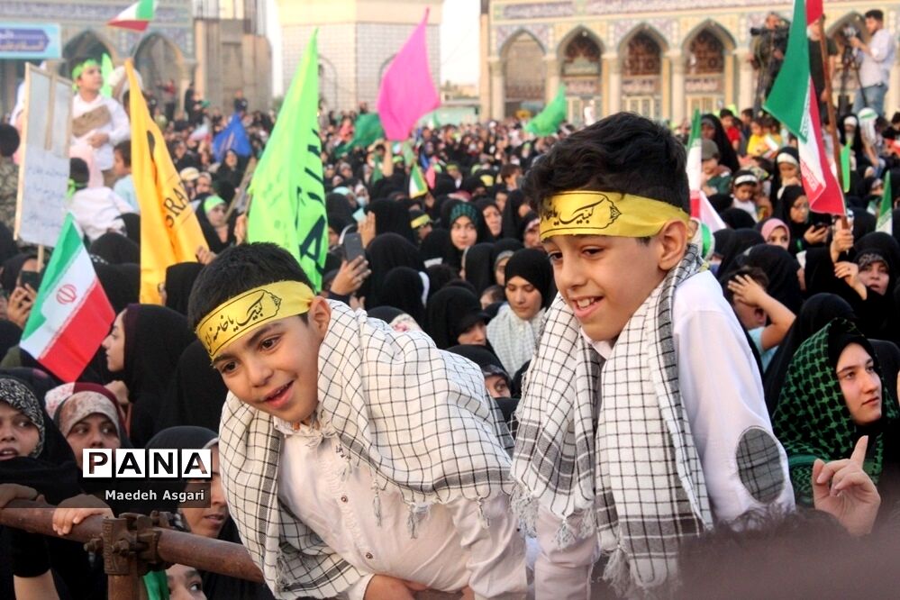 شور و حماسه زائران مسجد جمکران در همخوانی «سلام فرمانده»-6