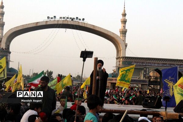 شور و حماسه زائران مسجد جمکران در همخوانی «سلام فرمانده»-6