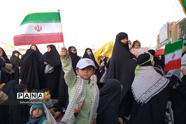 شور و حماسه زائران مسجد جمکران در همخوانی «سلام فرمانده»-6