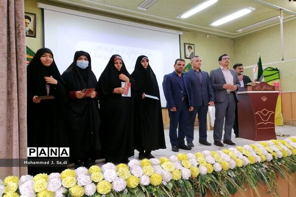 مراسم تجلیل از دختران دانش‌آموز برگزیده مسابقات قرآن، عترت و نماز ناحیه یک قم