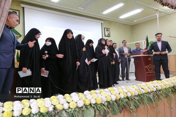 مراسم تجلیل از دختران دانش‌آموز برگزیده مسابقات قرآن، عترت و نماز ناحیه یک قم