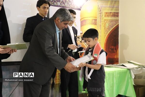 تجلیل از فعالان و برگزیدگان پسر در طرح و برنامه‌های سازمان دانش‌آموزی ناحیه 3 مشهد