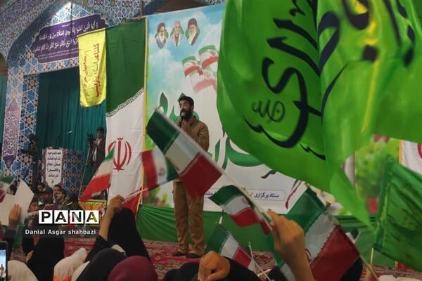 اجرای سرود سلام فرمانده در اجتماع بزرگ مردم شهرستان نور