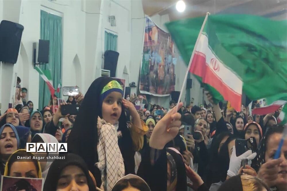 اجرای سرود سلام فرمانده در اجتماع بزرگ مردم شهرستان نور