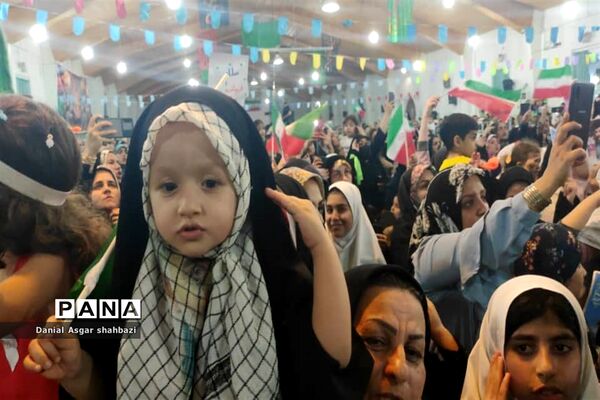 اجرای سرود سلام فرمانده در اجتماع بزرگ مردم شهرستان نور