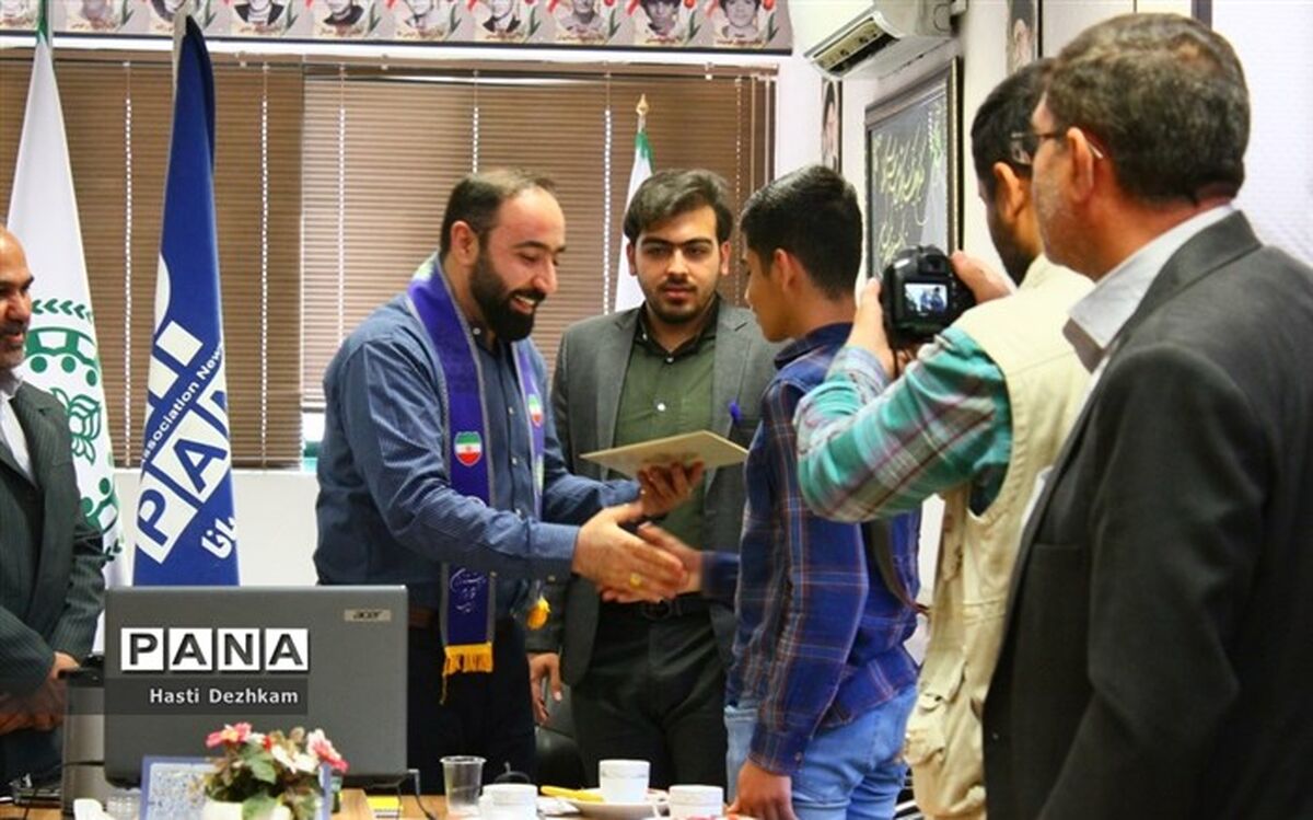 تجلیل رئیس سازمان دانش‌آموزی کشور از فرزند شهید مدافع حرم در شیراز