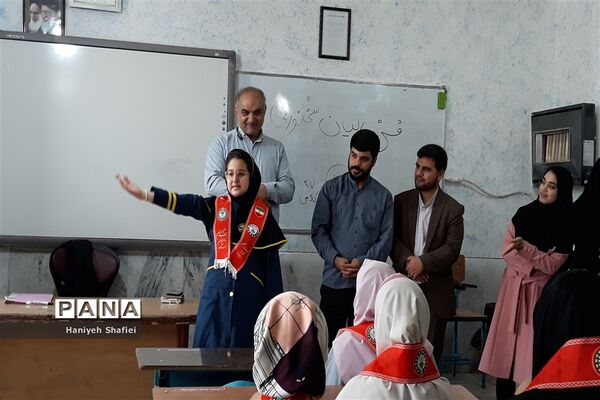 بازدید رئیس سازمان دانش‌آموزی استان فارس از پایگاه فعالیت تابستانی در ناحیه یک شیراز