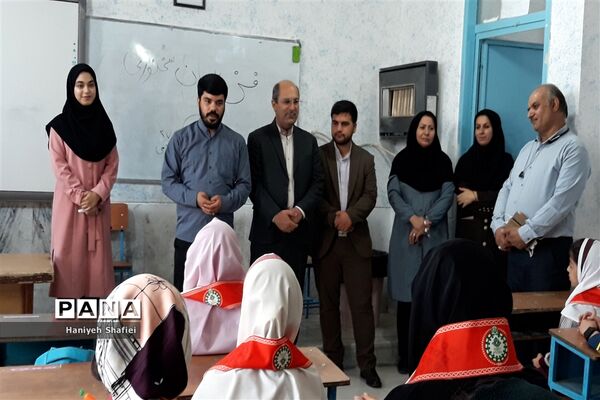 بازدید رئیس سازمان دانش‌آموزی استان فارس از پایگاه فعالیت تابستانی در ناحیه یک شیراز
