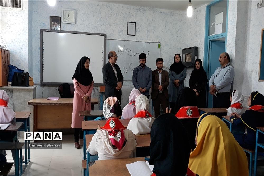 بازدید رئیس سازمان دانش‌آموزی استان فارس از پایگاه فعالیت تابستانی در ناحیه یک شیراز