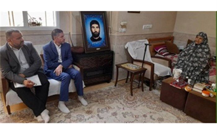 دیدار مدیرکل آموزش و پرورش قم با خانواده 4 شهید دفاع مقدس
