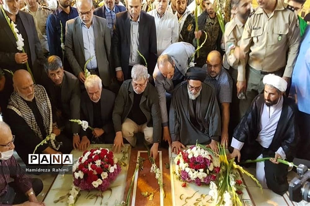 آیین گلریزان و عطرافشانی مزار شهدای هفتم تیر و یادمان شهدای ۷۲ تن