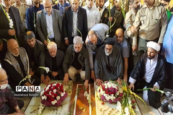 آیین گلریزان و عطرافشانی مزار شهدای هفتم تیر و یادمان شهدای ۷۲ تن