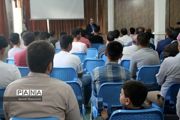 تجلیل از دانش‌آموزان برتر دبیرستان امام علی بن ابی طالب(ع)