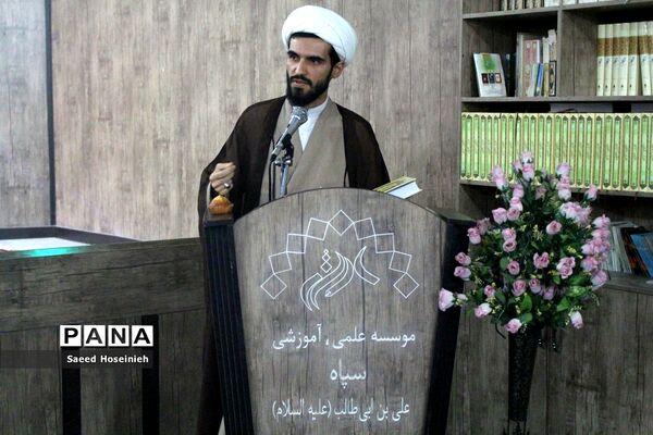 تجلیل از دانش‌آموزان برتر دبیرستان امام علی بن ابی طالب(ع)