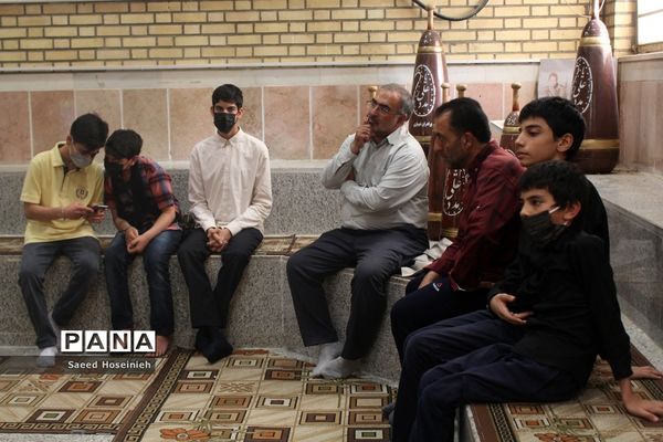 اجرای حرکات ورزش زورخانه‌ای تیم منتخب دانش‌آموزی استان قم