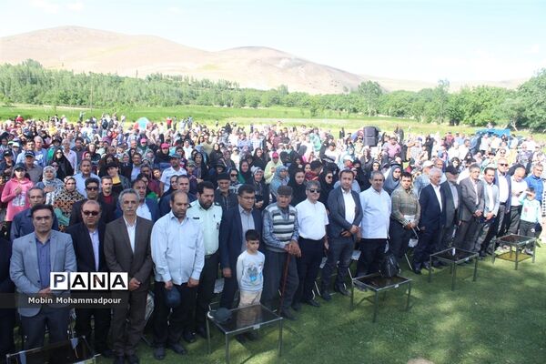 دهمین جشنواره گل محمدی در روستای آمقان بخش عنصرود