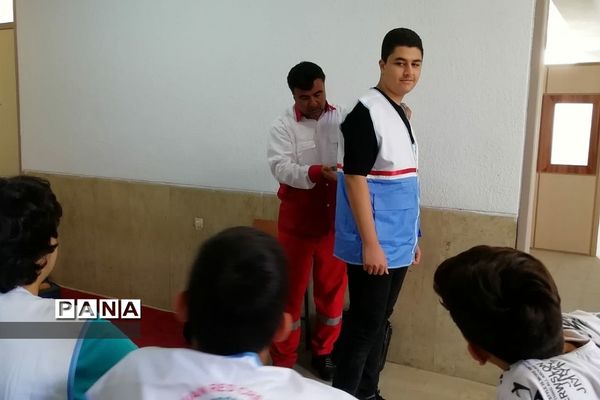برگزاری کلاس‌های آموزشی کمک‌های اولیه در مدرسه سما رودهن