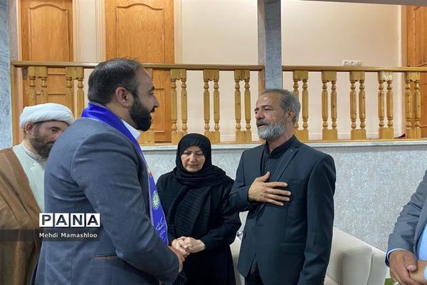 دیدار قائم مقام معاون وزیر در سازمان دانش‌آموزی کشور با خانواده شهید پیشتاز محمدجواد بای