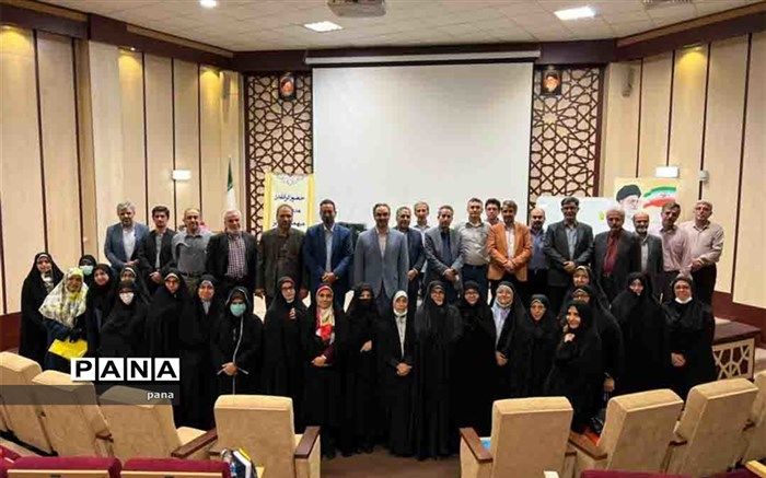 یکی از کارکردهای اصلی مدرسه، هویت بخشیدن به دانش‌آموزان و تقویت هویت ایرانی  اسلامی  است