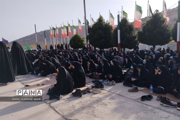 حضور دانش‌آموزان در یادواره شهدای دانش‌آموزی بازی دراز