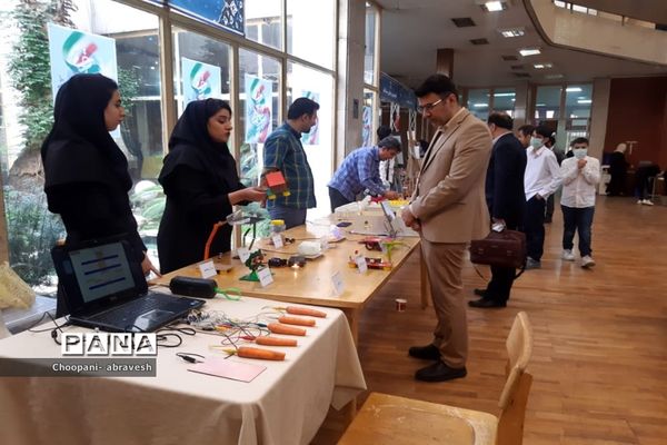 بازدید مدیرکل آموزش و پرورش شهر تهران از نمایشگاه دستاوردها و دست سازه‌های دانش‌آموزی