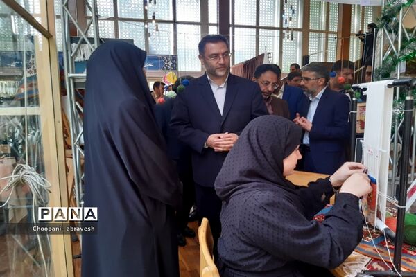 بازدید مدیرکل آموزش و پرورش شهر تهران از نمایشگاه دستاوردها و دست سازه‌های دانش‌آموزی